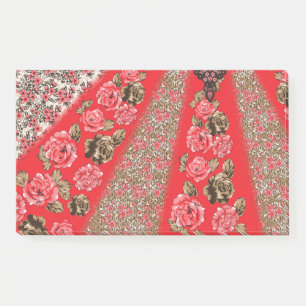 Levendige rode stof met ingewikkelde bloemen en post-it® notes