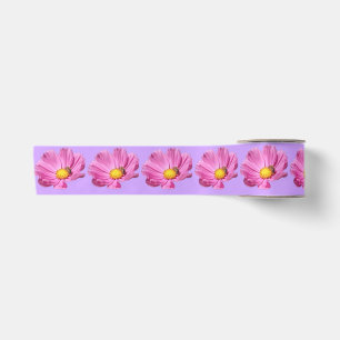 Levendige Roze Bloem Met Een Bij Op Een ZomerDag A Lint