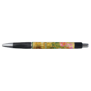 Levendige roze tulpen in gouden vaas pen