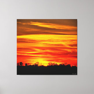 Levendige Zonsondergang Boven Bomen Canvas Afdruk