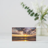 Lever de soleil au-dessus de carte de visite de (Debout devant)