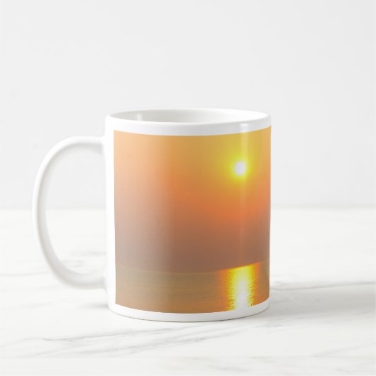 Lever de soleil au-dessus de la mer. Tasse blanche (Gauche)