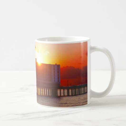 Lever de soleil aux tasses d'hôtel de navire (Droite)