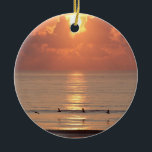 Lever de soleil Daytona Beach, ornement d'océan de<br><div class="desc">Ornement avec le soleil de matin traversant les nuages mous sur l'océan et une rangée des pélicans ; Pâté de ©2014 Aaron</div>