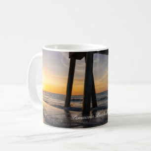 Lever du soleil doré sous le quai de Pensacola Mug