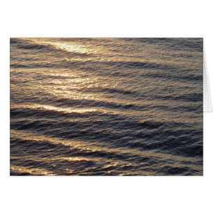Lever du soleil sur les eaux océaniques Calmer la