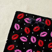 Lèvres Kiss Rose Red Hearts Beach Serviette - BLK (En situation)