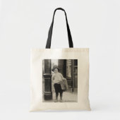 Lewis Wickes Hine - Newsboy in St. Louis, Missouri Tote Bag (Voorkant)