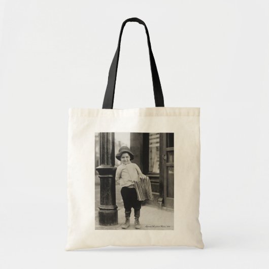 Lewis Wickes Hine - Newsboy in St. Louis, Missouri Tote Bag (Voorkant)