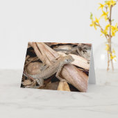 Lézard dans la carte de voeux sèche de feuille (Fleur jaune)