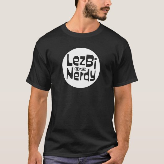 Lezbi Nerdy Basic T-shirt (White Logo) (Voorkant)