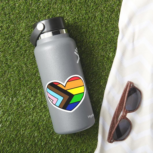 LGBTQ+ Pride en steun Rainbow Heart Sticker (HydroFlask Insitu)
