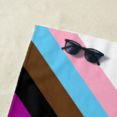 LGBTQ+ Progrès Fierté Drapeau Serviette de plage (En situation)