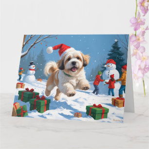 Lhasa Apso loopt in de sneeuw met kerstmuts Kaart