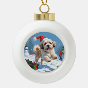 Lhasa Apso loopt in de sneeuw met kerstmuts Keramische Bal Ornament