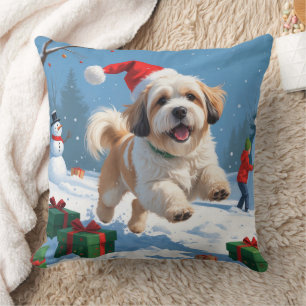 Lhasa Apso loopt in de sneeuw met kerstmuts Kussen