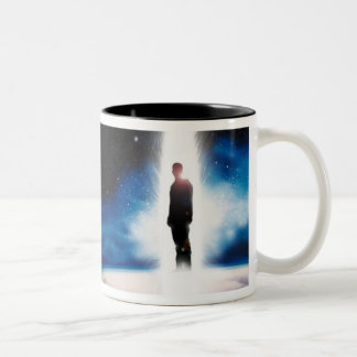 L'homme de la tasse de café de concepteur de la