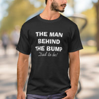 L'homme derrière le T-shirt de bosse pour que le