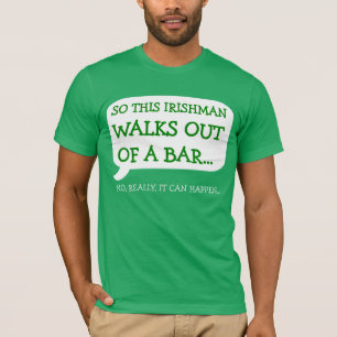 L'homme irlandais marche hors du T-shirt de barre
