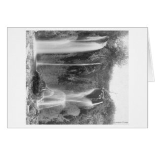L'homme se tenant au-dessous du Spearfish tombe