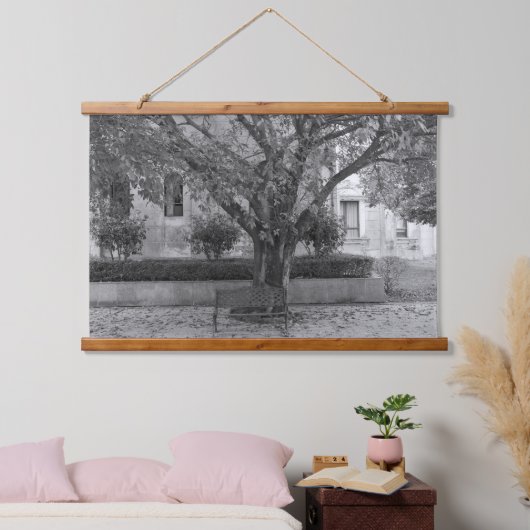 Li Garden Series: Echoes Beneath the Tree Hangend Wandkleed (Slaapkamer)