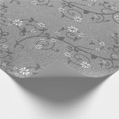 Liane florale blanche sur papier cadeau argenté (Coin)