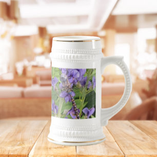 Libel met blauwe ogen op paarse bloemen bierpul