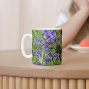 Libel met blauwe ogen op paarse bloemen mok