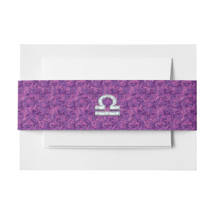 Libra Zodiac Symbol on Fuchsia Digital Camo Uitnodigingen Wikkel