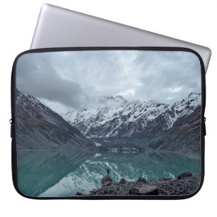 LICHAAM VAN DE WATEROVERLOOKINGSMUNTAINEN TIJDENS LAPTOP SLEEVE
