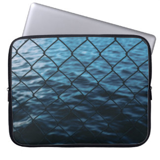 Lichaam van het water vóór de kettingkoppelomheini laptop sleeve