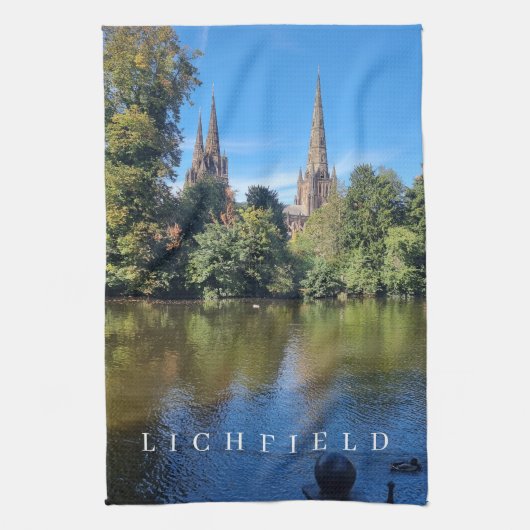 Lichfield Kathedraal over het water theedoek (Verticaal)