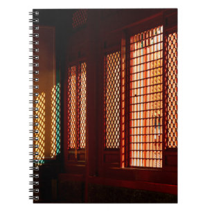 Licht door de openingen van het Venster van het Ne Notitieboek