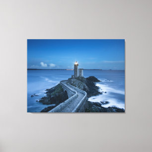 Licht huis en rotsen in de schemering canvas afdruk