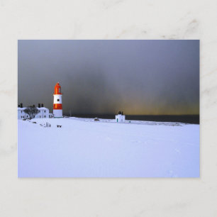 Licht huis in wintersneeuw briefkaart
