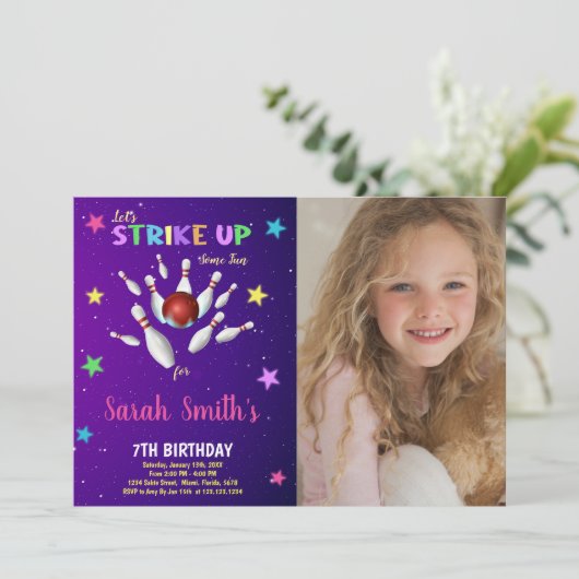 Licht Paarse Bowling Birthday Uitnodigingen met fo (Staand voorkant)