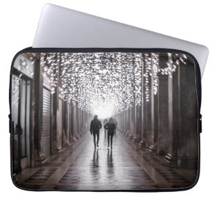 Licht, schaduwen en symmetrie - sepia laptop sleeve