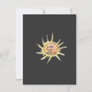Licht schijnt door de duisternis briefkaart