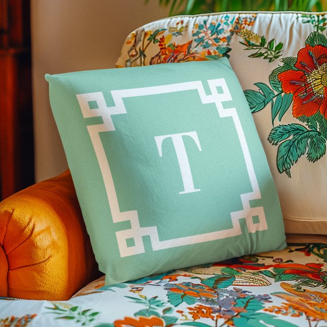 Licht Teal en Witte Griekse Sleutelrand Monogram Buitenkussen (Light Teal and White Greek Key Border Monogram Outdoor Pillow)