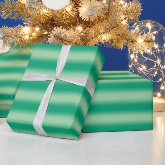 Licht tot donkergroene verloopzachte strepen cadeaupapier (Feestdagen)