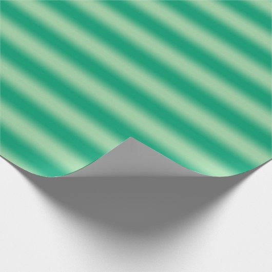 Licht tot donkergroene verloopzachte strepen cadeaupapier (Hoek)