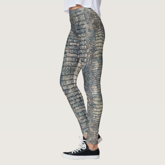 Lichtblauw alligatorleer leggings (Links)