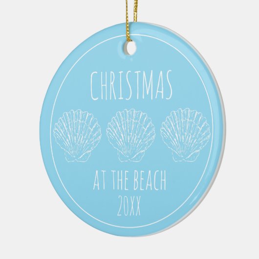 Lichtblauw en wit Seashell gepersonaliseerd Keramisch Ornament (Links)