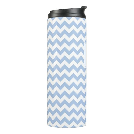 Lichtblauw en witte Chevron Stripes met monogram Thermosbeker (Gedraaid links)