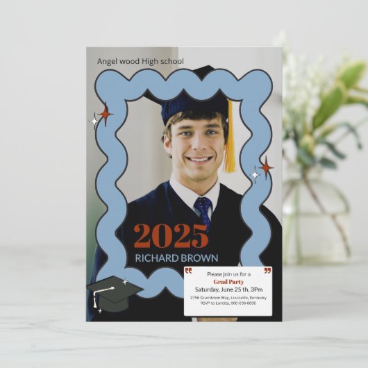 Lichtblauw retro squiggle golvend afstuderen aankondiging (Staand voorkant)