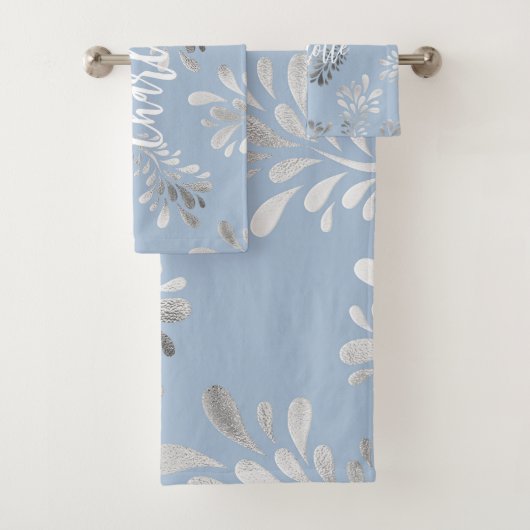 Lichtblauw zilverblad botanisch naamscript bad handdoek (Insitu)