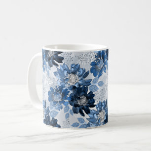 Lichtblauwe, donkerblauwe bloemen op lichtgrijs koffiemok