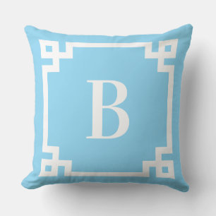 Lichtblauwe en witte Griekse Sleutelrand Monogram Kussen