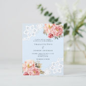 Lichtblauwe roze bloemenkant bruiloft uitnodiging (Staand voorkant)