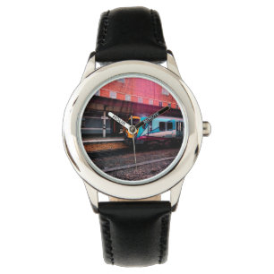 Lichtblauwe trein, onder brug horloge
